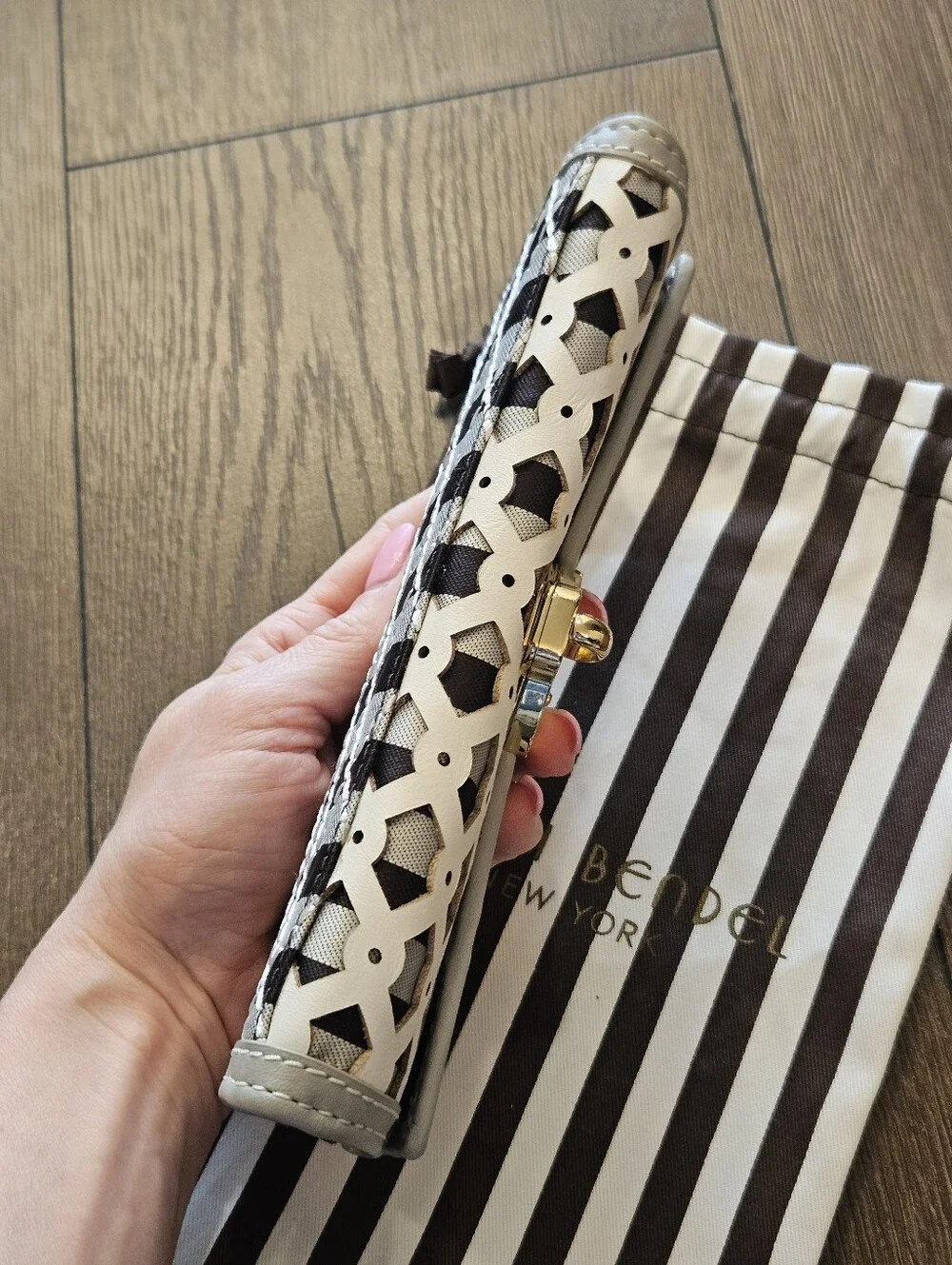 NWT Henri Bendel Miss B Slim Continental Plus Wallet White Multi With Dustbag